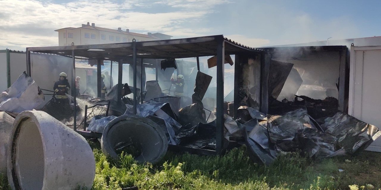 Konya'daki okul inşaatında korkutan yangın. Konteynerler kül oldu