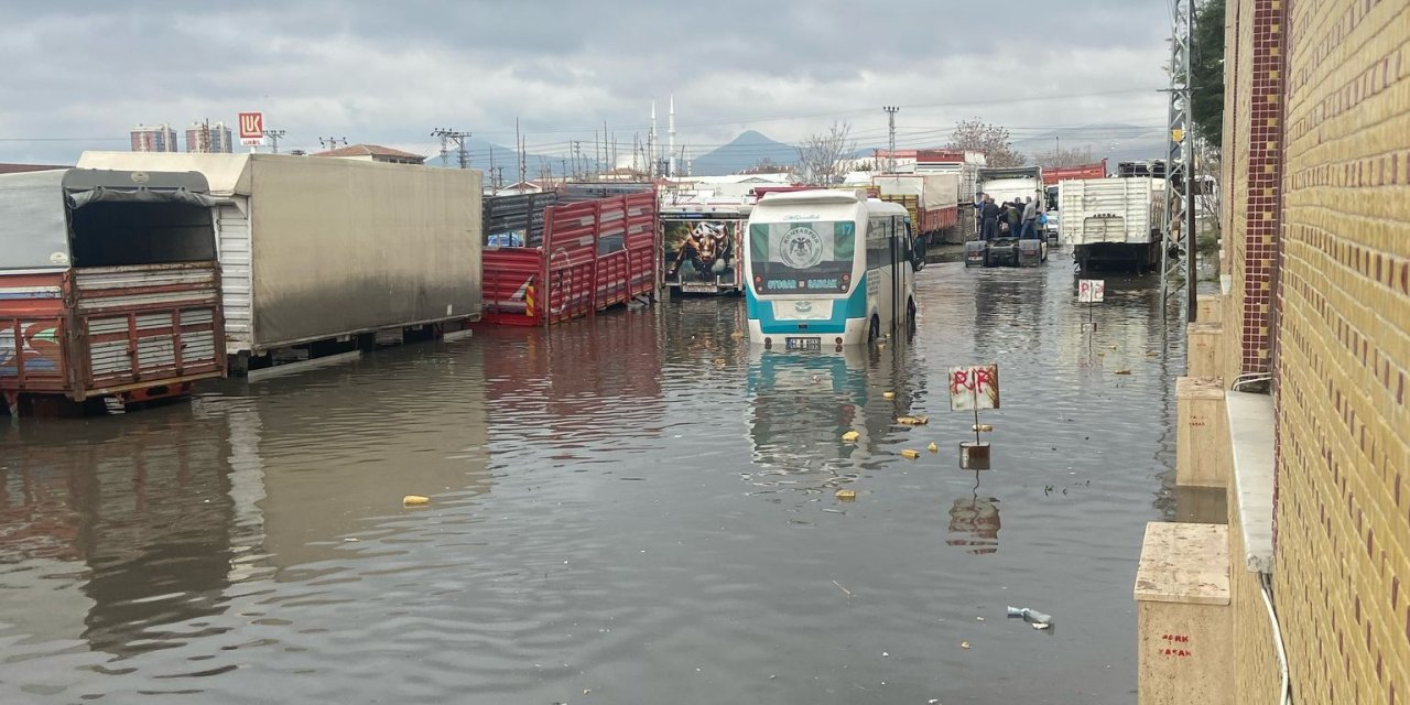 Konya yollar göle döndü. Vatandaşların imdadına tırlar yetişti
