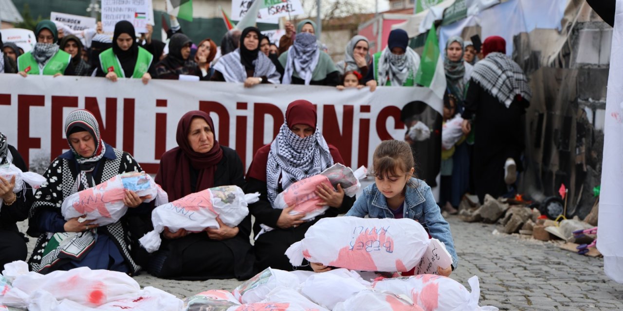 Konya Gazze'deki soykırıma sessiz kalmadı! Kent merkezinde kefenli direniş