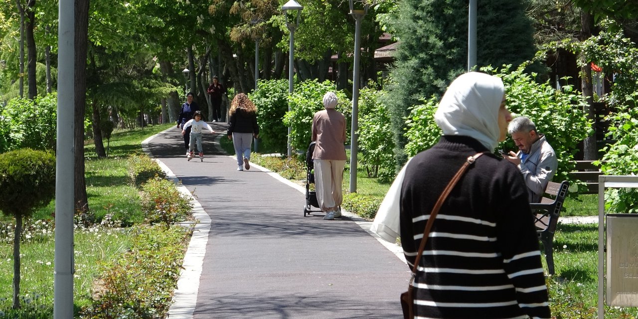 Havalar ısınınca Konyalılar parklara akın etti