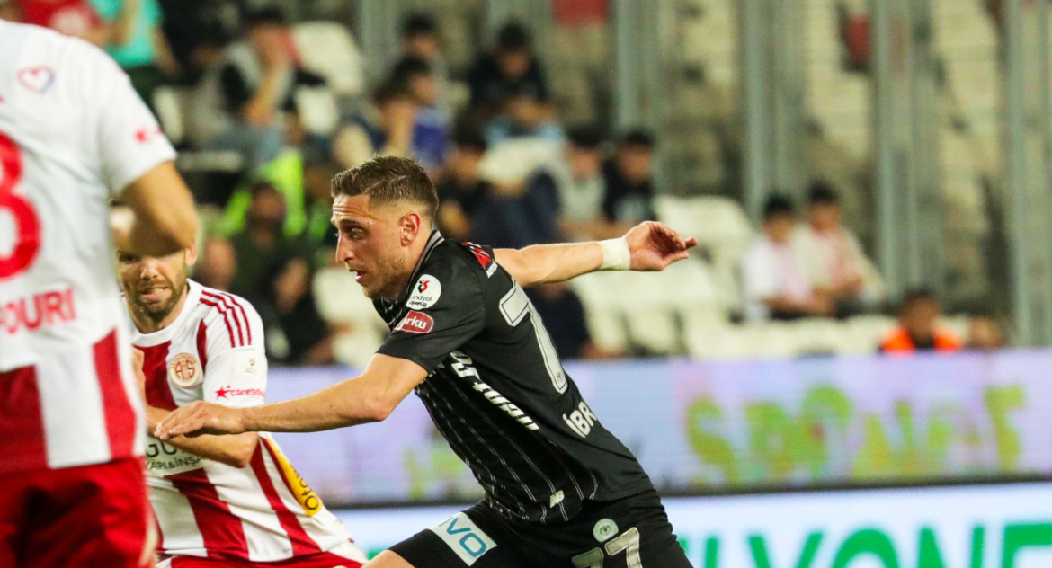 Konyasporlu Melih İbrahimoğlu kariyerinde ilk kez kızardı