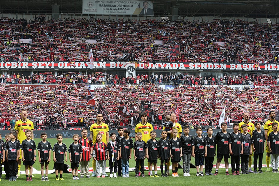 Konyaspor’dan Eskişehirspor’a kutlama