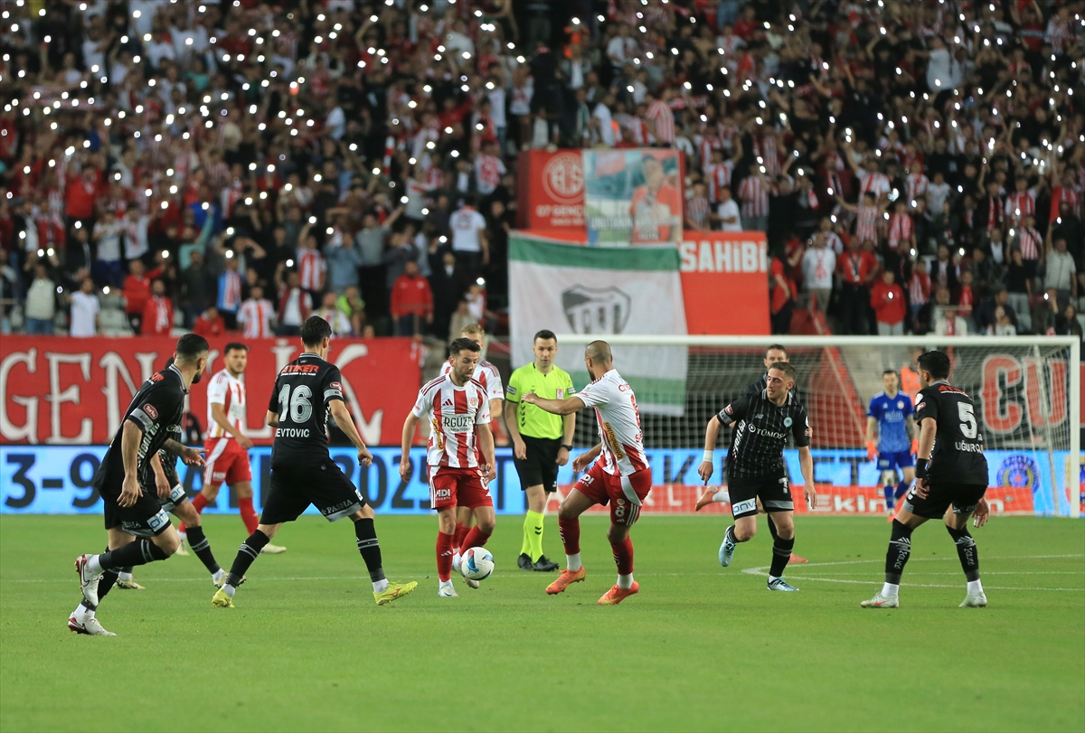 Konyaspor İç sahada başka deplasmanda başka