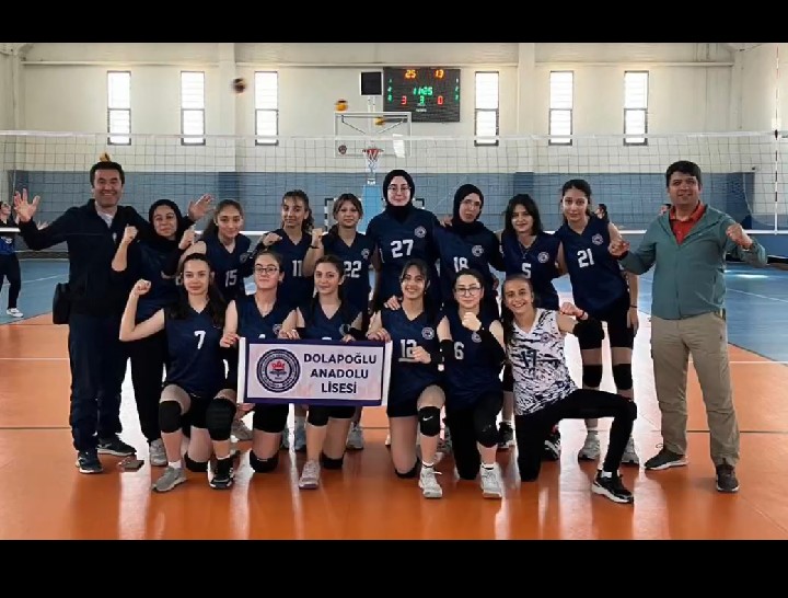 Dolapoglu Anadolu Lisesi Kız Voleybol takımı göz dolduruyor