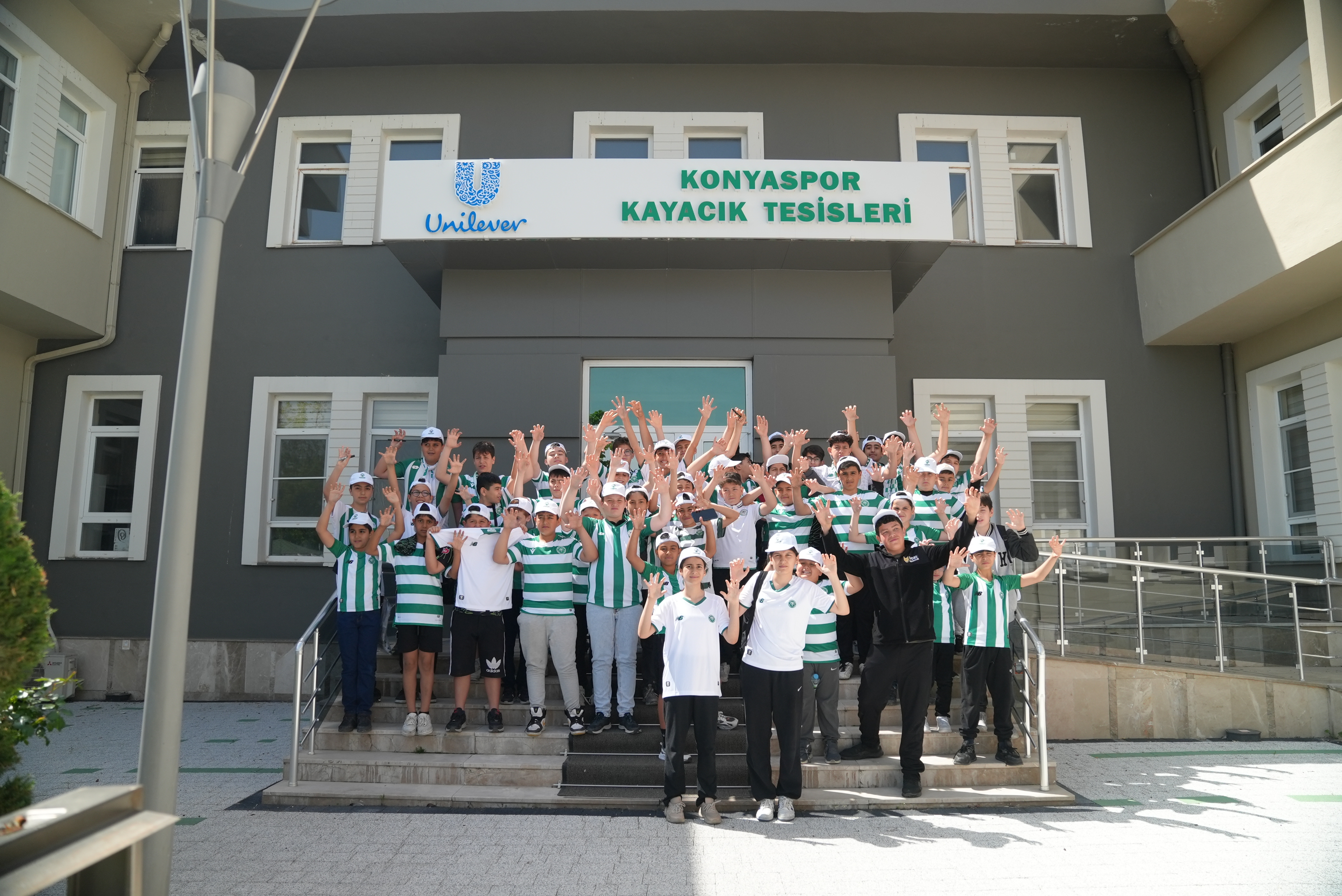 Konyasporlu miniklerden antrenmana sürpriz ziyaret