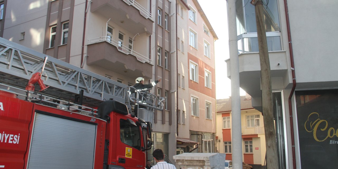 Konya'da kapıyı açamayan yaşlı çift itfaiyeyi alarma geçirdi