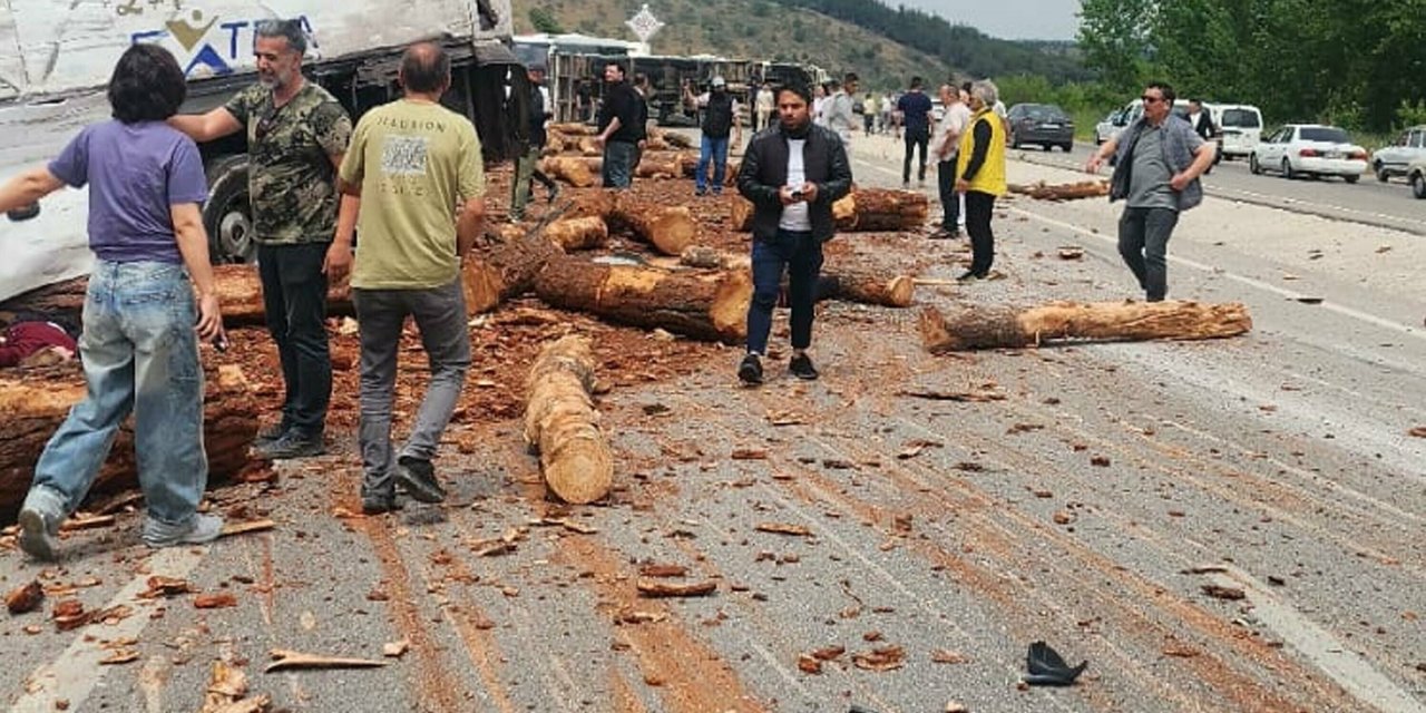 Facia gibi kaza! Yolcu otobüsü parçalandı: 6 kişi hayatını kaybetti