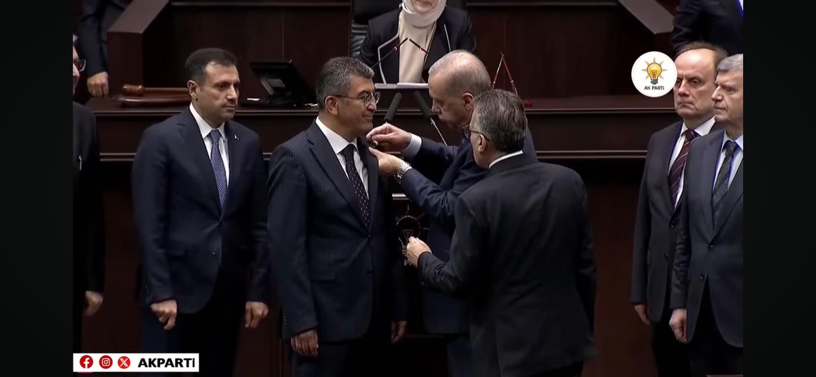 Gelecek Partisi'nden AK Parti'ye geçti. Rozeti Erdoğan taktı