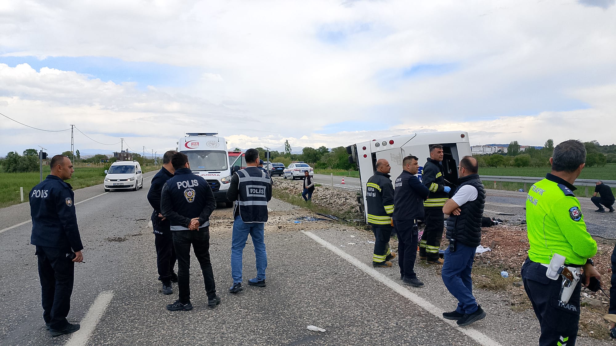 Konya'da yolcu otobüsü devrildi. Ekipler olay yerine sevk edildi