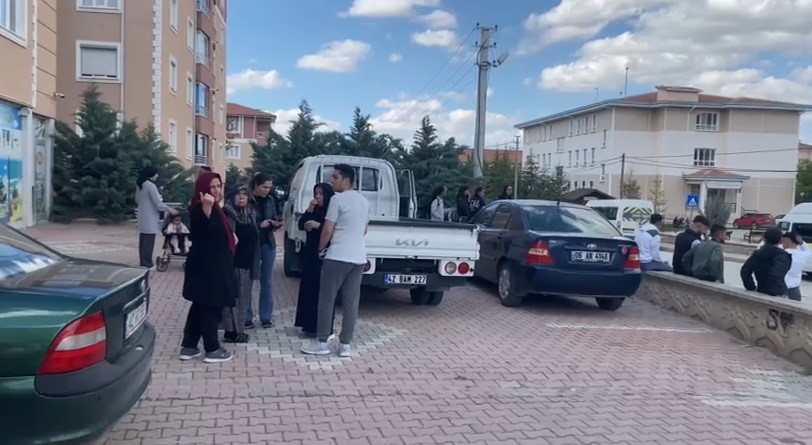 Konya ve diğer illerde panik anı kameraya yansıdı. Saniye saniye deprem