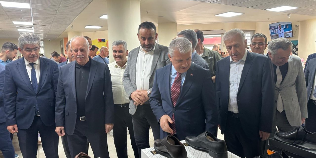 Konya’nın en ucuz ayakkabı kermesi açıldı. İçinde yüzlerce çeşit var