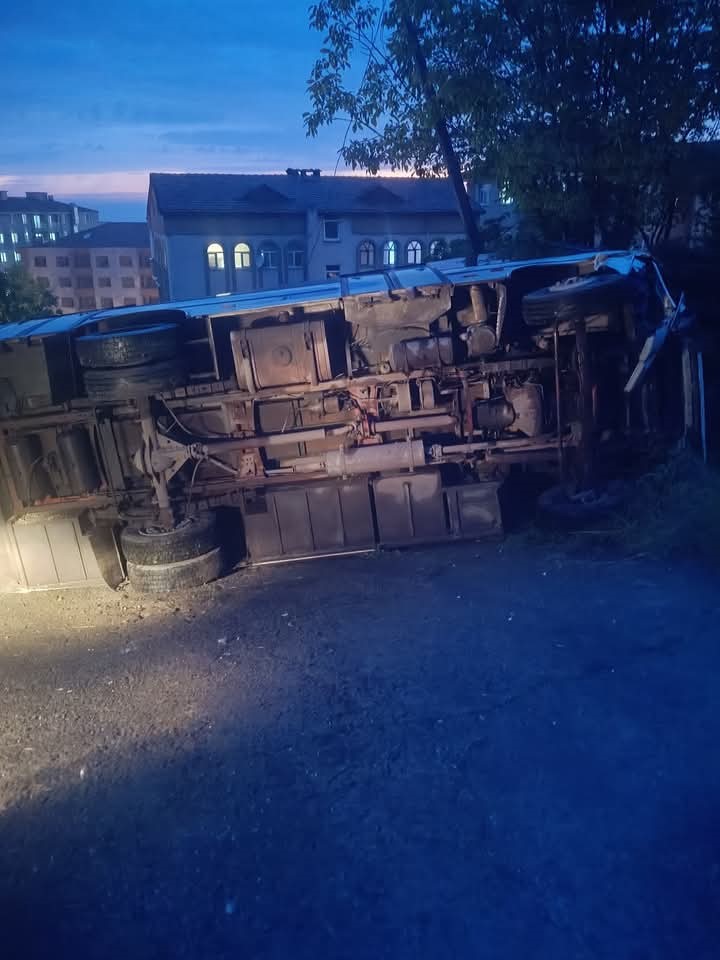 Ereğli’de midibüs park halindeki cipe çarptı: 2 yaralı