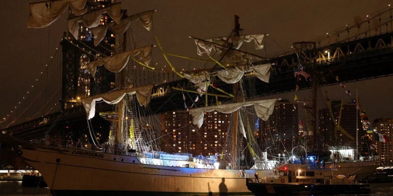 Meksika donanmasına ait eğitim gemisi Brooklyn Köprüsü'ne çarptı: 2 ölü, 20 yaralı