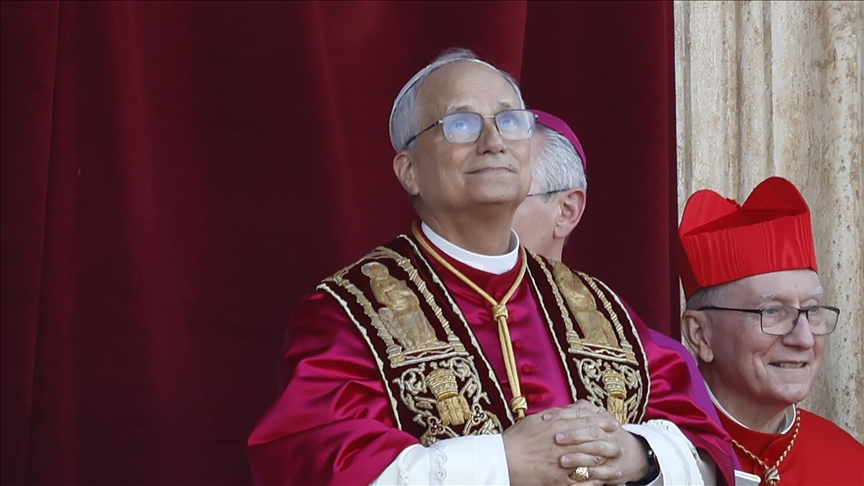 Papa 14’üncü Leo binlerce kişinin katıldığı törenle birlikte resmen göreve başladı