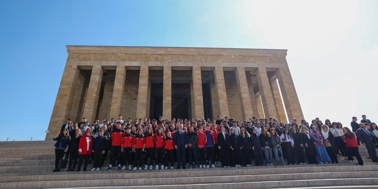 Bugün 19 Mayıs: 81 ilden gelen gençler Anıtkabir'de