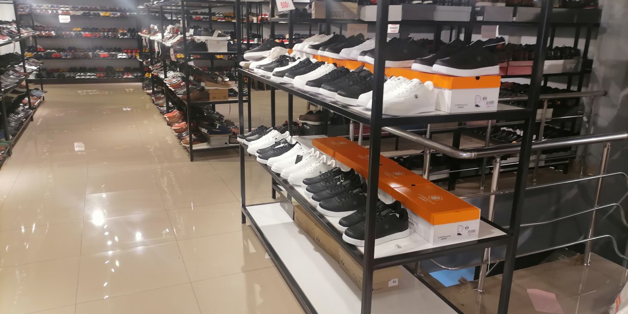 Konya'nın sıradışı mağazası açıldı. Dünya markaları 200 TL'ye satılıyor