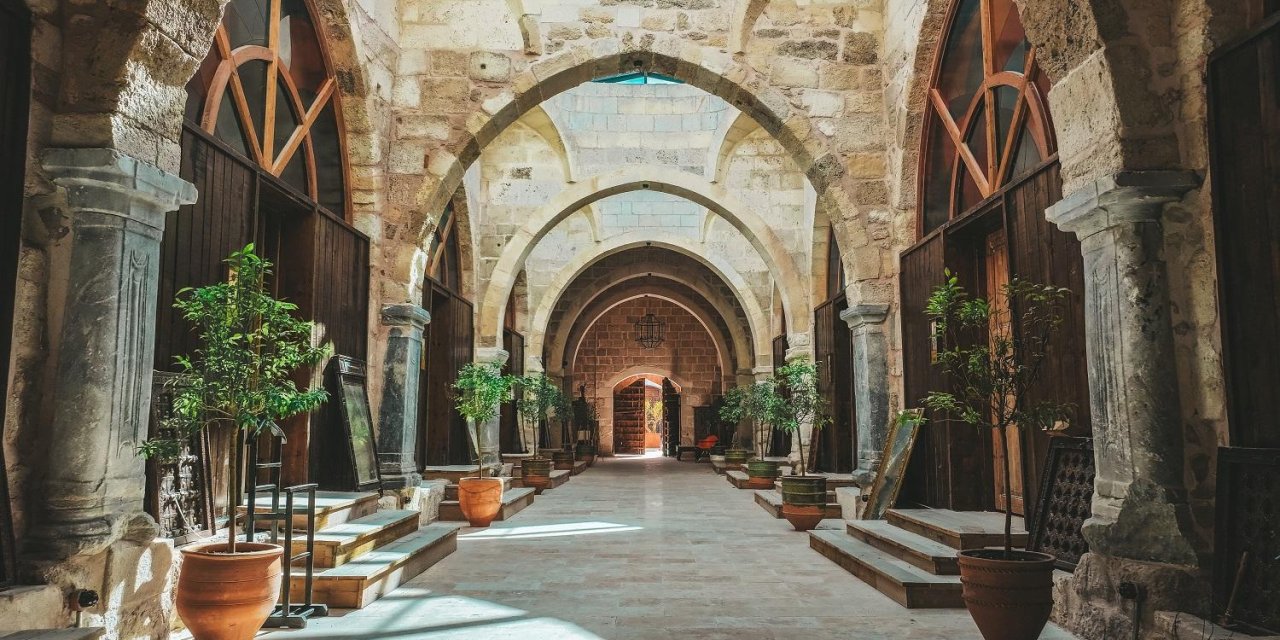 Konya'da yer alan Anadolu'nun en eski oteli çekim merkezi oldu. Tamı tamına 90 bin kişi akın etti