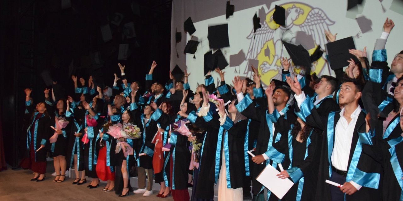 Karapınar Aydoğanlar MYO’da 30. Mezuniyet Coşkusu