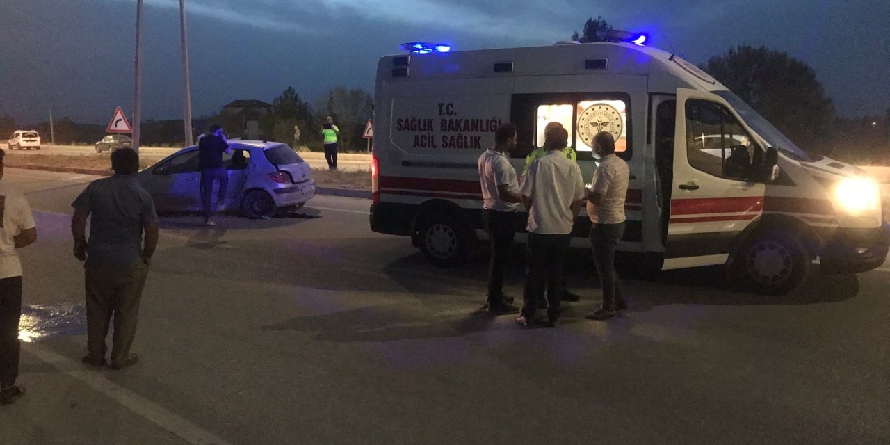 Konya'da otomobil aydınlatma direğine çarptı