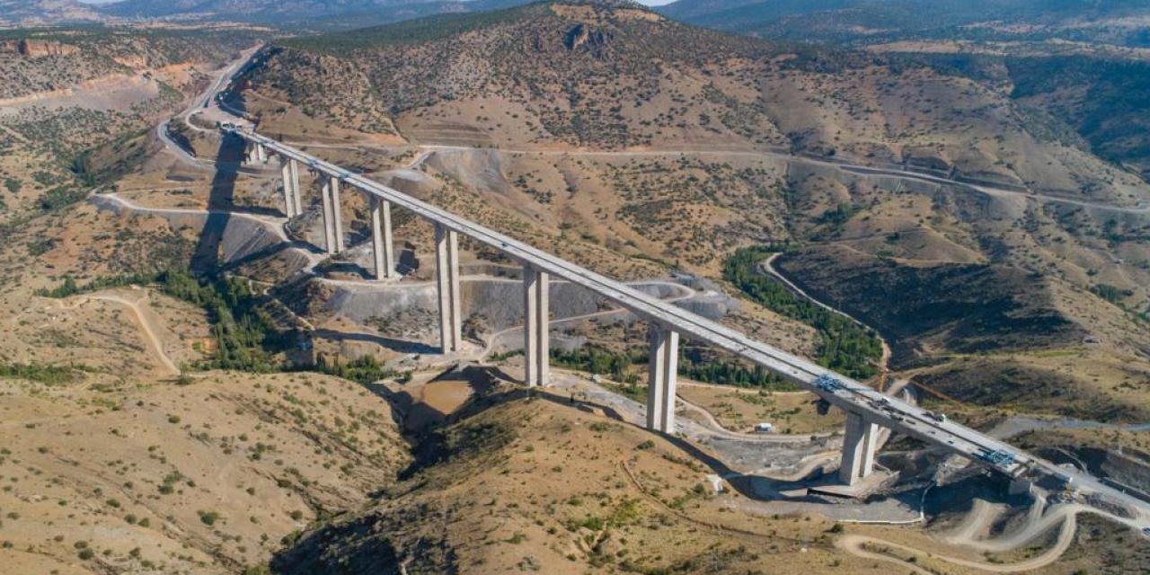 Bu yapı Konya'nın simgesi haline geldi. Günde binlerce araç kullanıyor
