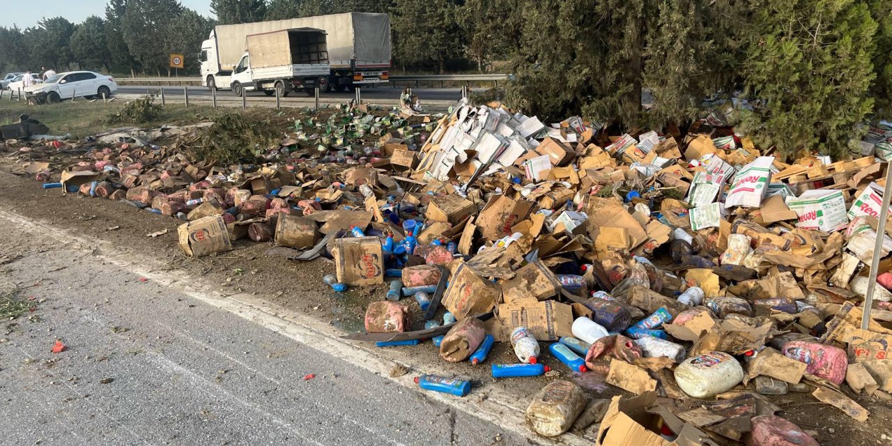Deterjan yüklü TIR yan yattı: Niğde Ulukışla -Adana yolu trafiğe kapandı