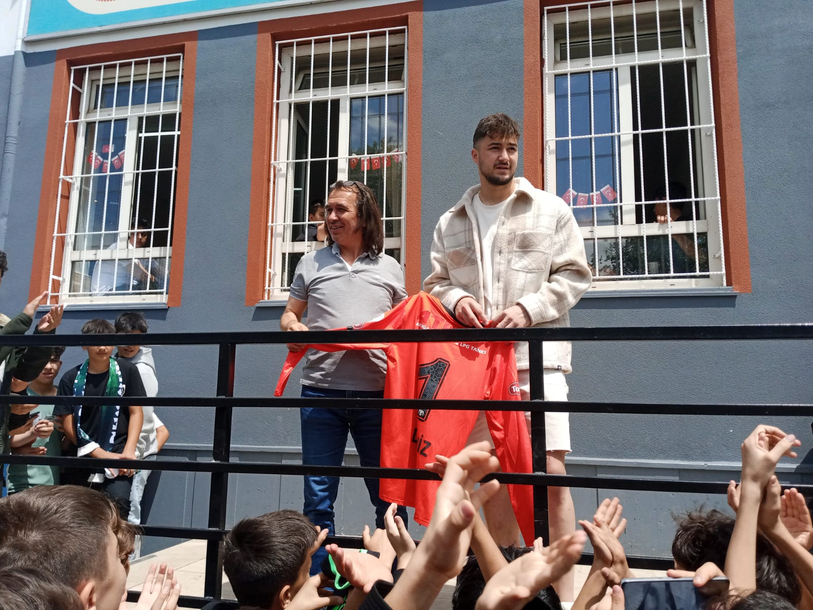Deniz Ertaş’tan mezun olduğu okula vefa ziyareti