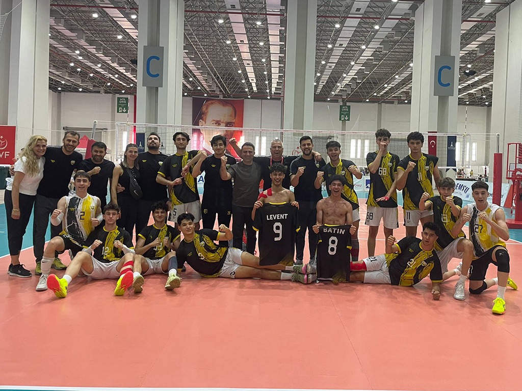 Voleybolda Konya Büyükşehir zirveye yürüyor
