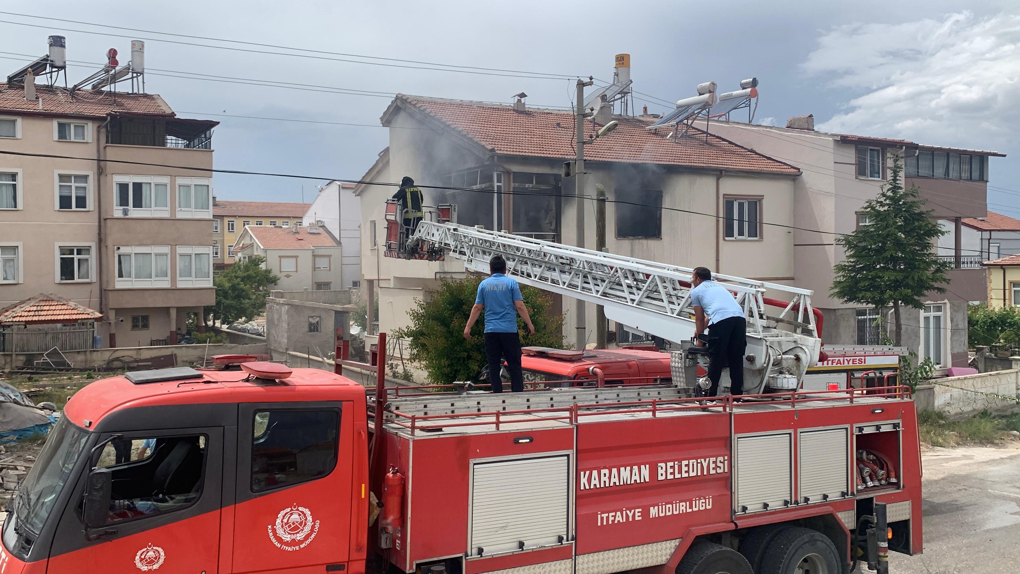 Eşine sinirlenen öfkeli koca evini bezinle yaktı