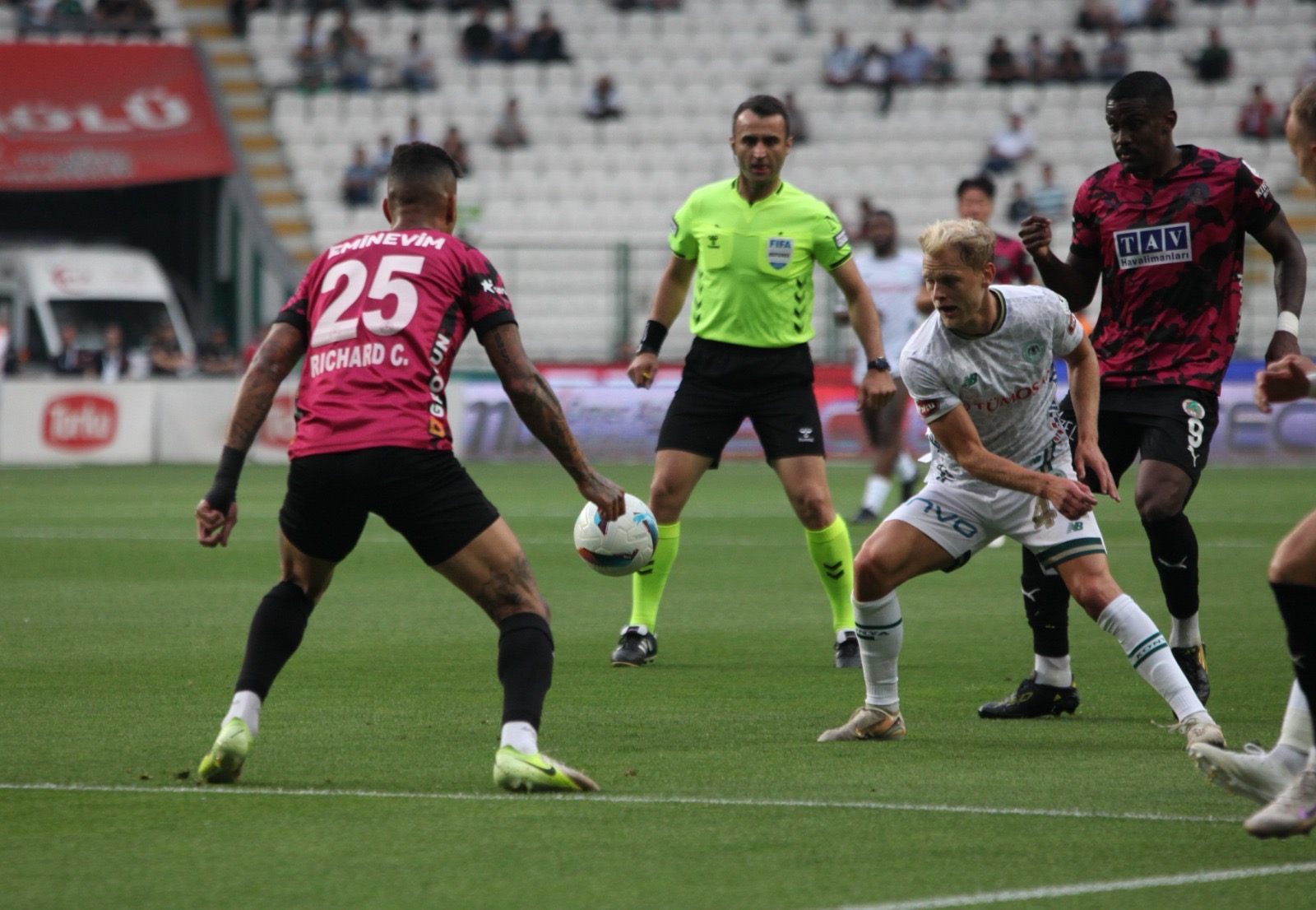 Konyaspor’a PFDK’dan ağır ceza! Hem para hem tribün…