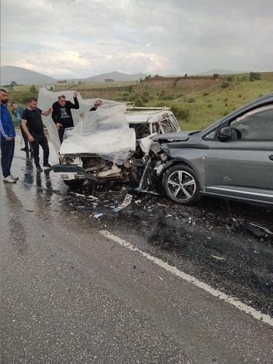 İki araç kafa kafaya çarpıştı: 1 ölü, 1 yaralı