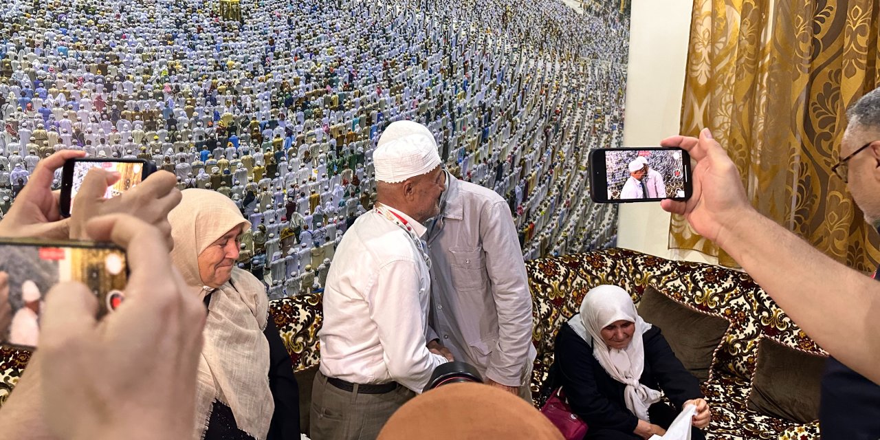 Türkiye'de küstüler, Mekke'de barıştılar: 25 sene küs kalan komşular hac yaparken karşılaştı