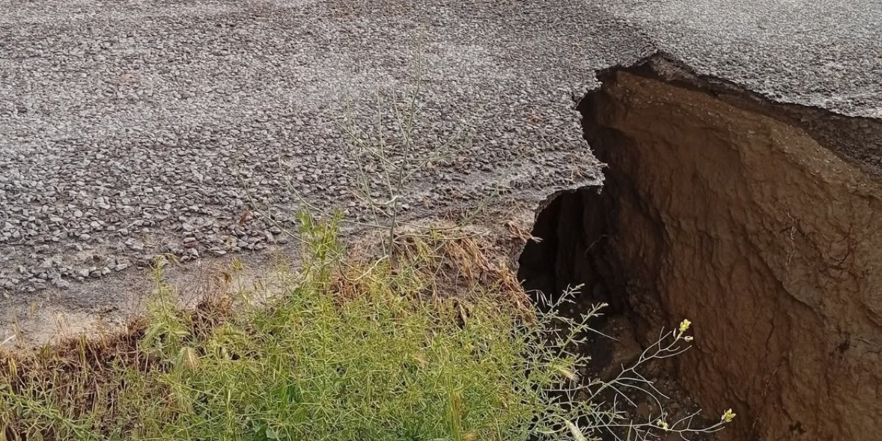 Konya'da iki mahalleyi bağlayan yol çökmek üzere. Büyük risk taşıyor