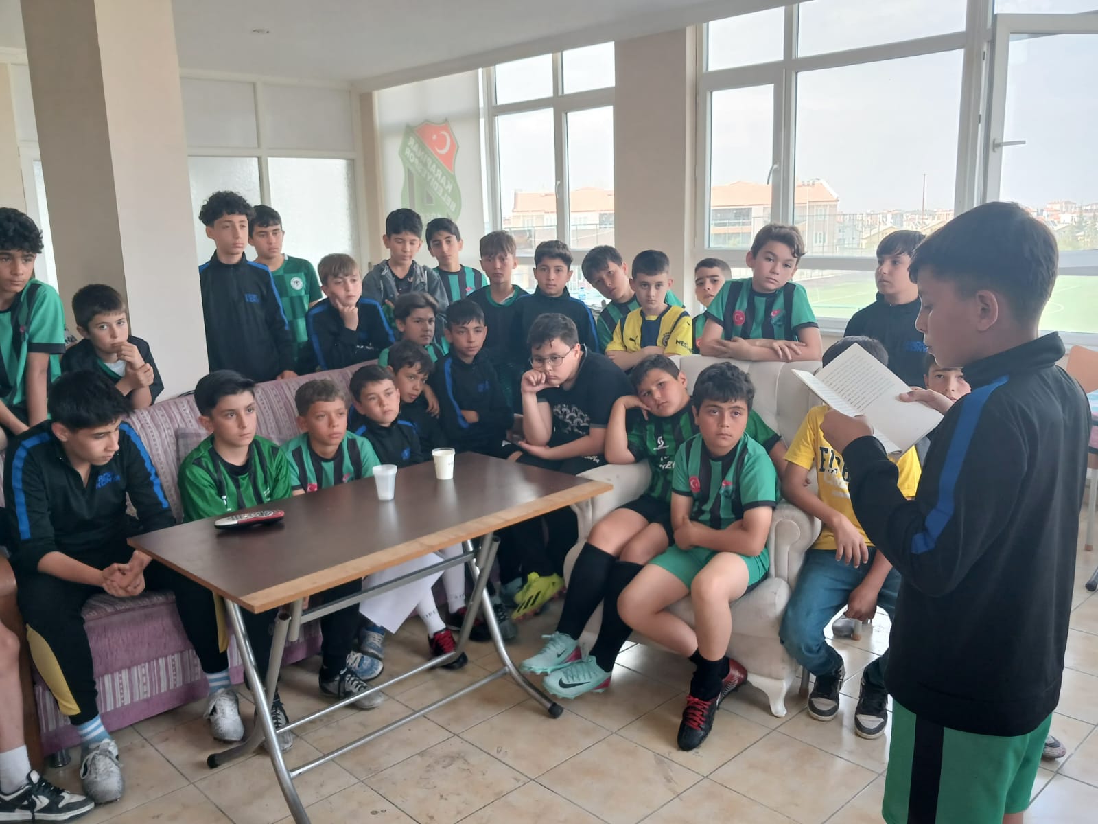 Karapınar Belediyespor’dan örnek uygulama. İdman öncesi kitap okuyorlar