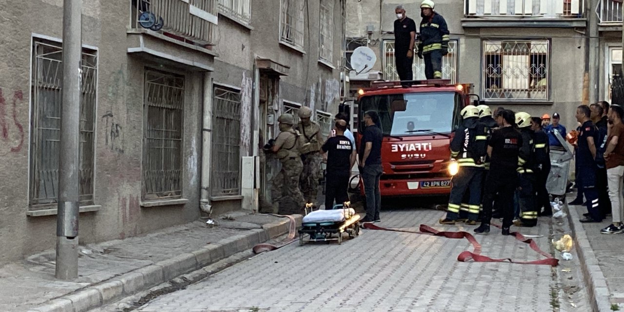 Konya'da cinnet anları. Evini yaktı, kendi boğazına bıçak dayadı