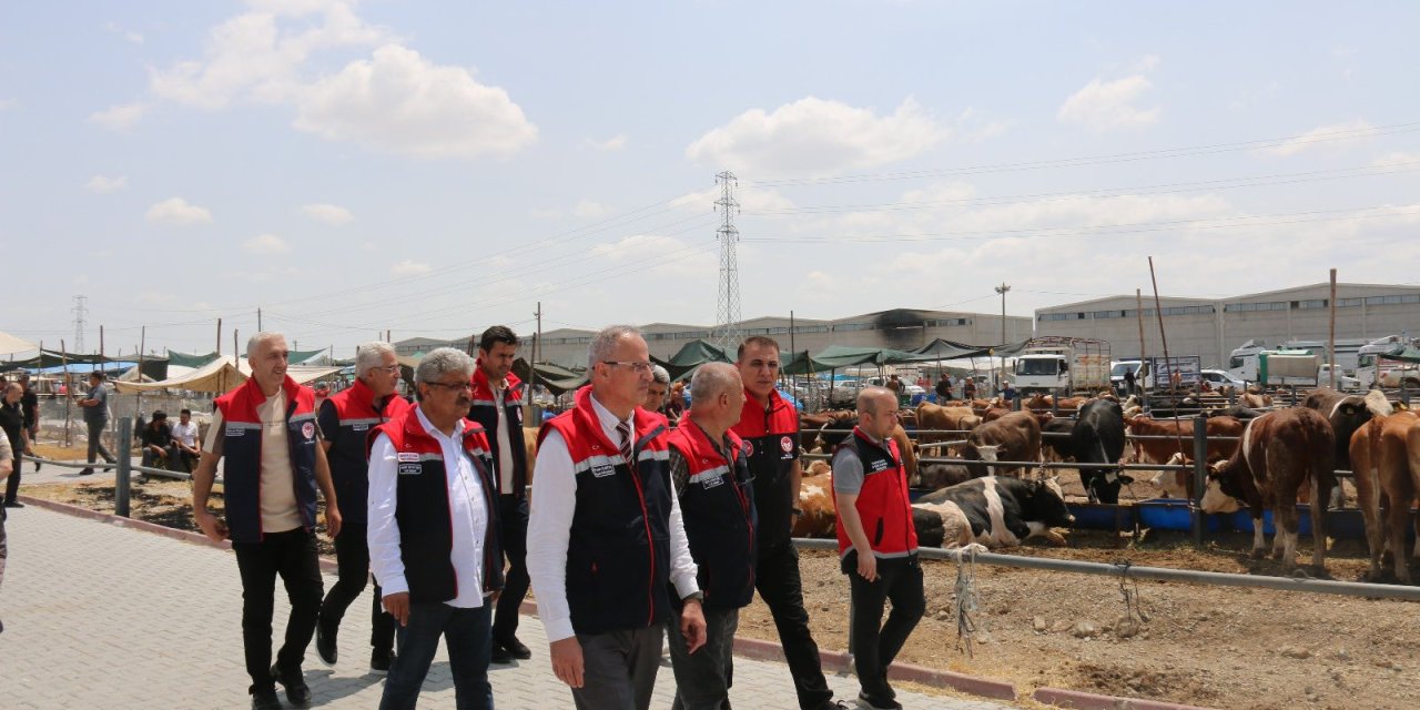 Konya'da kurban satış ve kesim yerlerine sıkı takip. İl Müdürü Seçen sahada