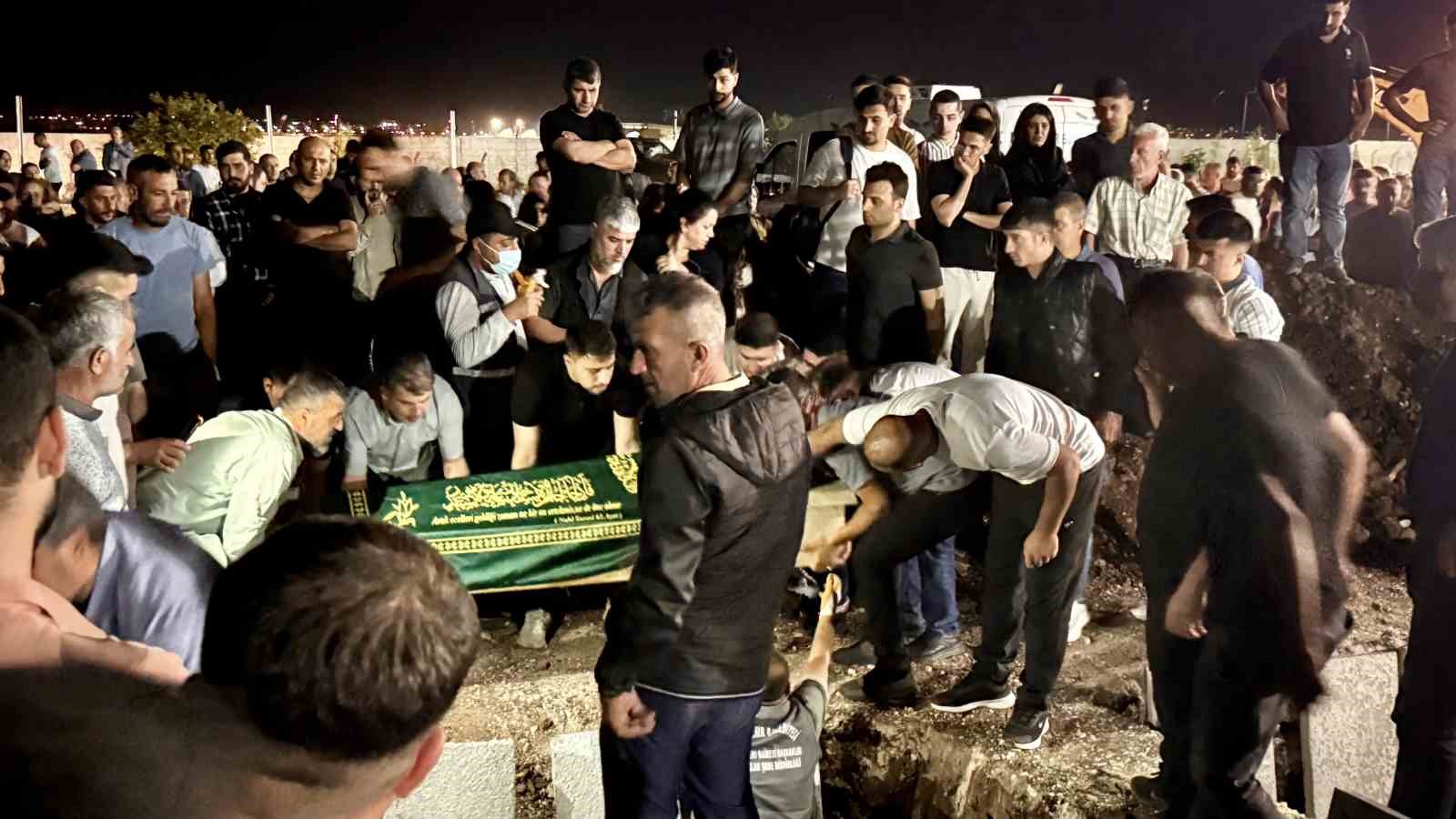 Yangında hayatını kaybeden anne ve üç çocuğu defnedildi