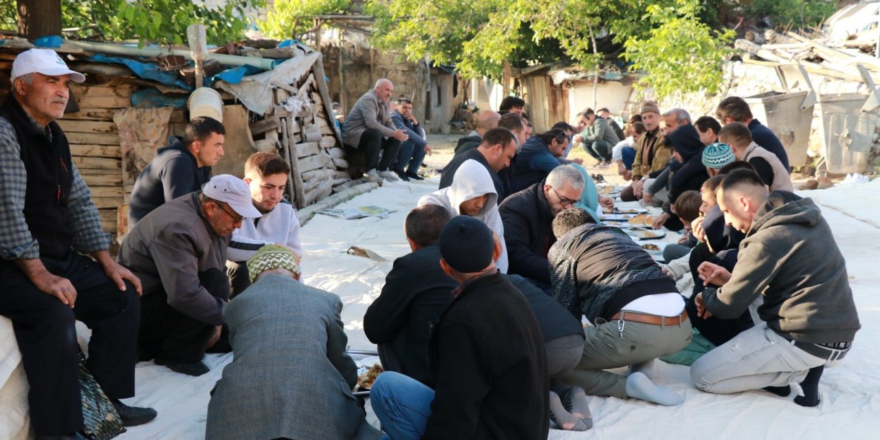 Konya'nın Toros dağlarında bayram geleneği yine bozulmadı. mahalleli Bayram Damında toplandı