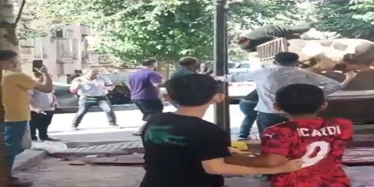 Kurbanlık boğa saldırısı: Kasap kamyonet kasasında ölümden döndü