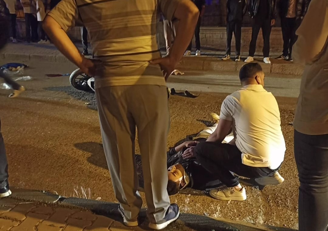 İki motosiklet kafa kafaya çarpıştı: 3 yaralı