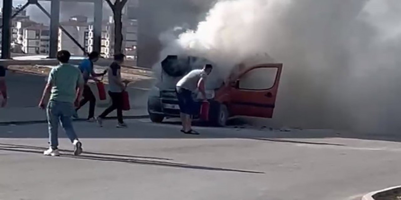 Konya'da faciaya ramak kaldı: Seyir halinde hafif ticari araç alev alarak yandı
