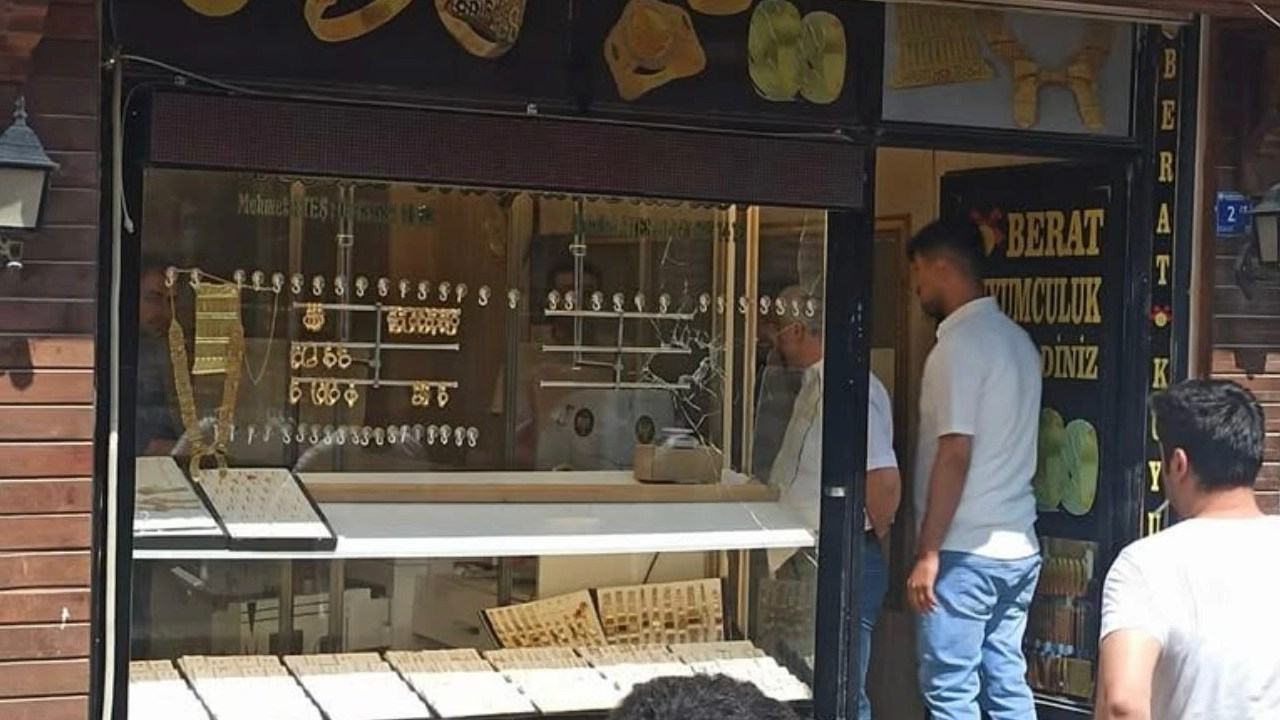 Şaşkın hırsızlar kaçarken silahlarını düşürdü