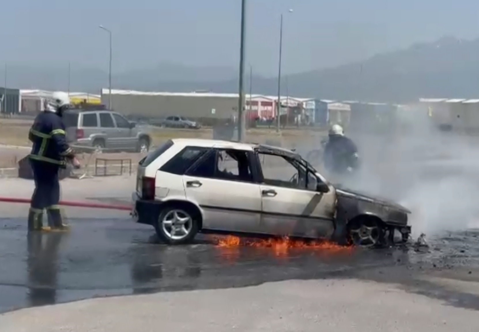 Otomobil egzoz tamirinde alev alev yandı