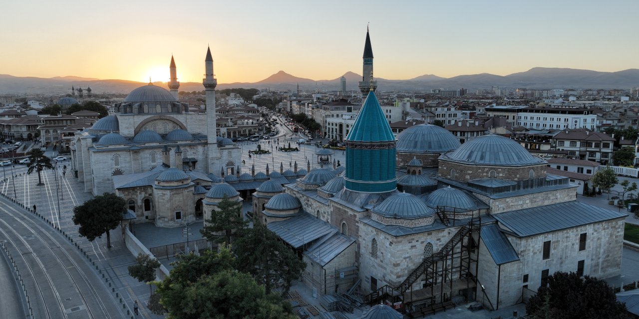 Konya'nın huzur dolu mekanına ziyaretçi akını. Mevlana Müzesi 50 bin kişiyi ağırladı