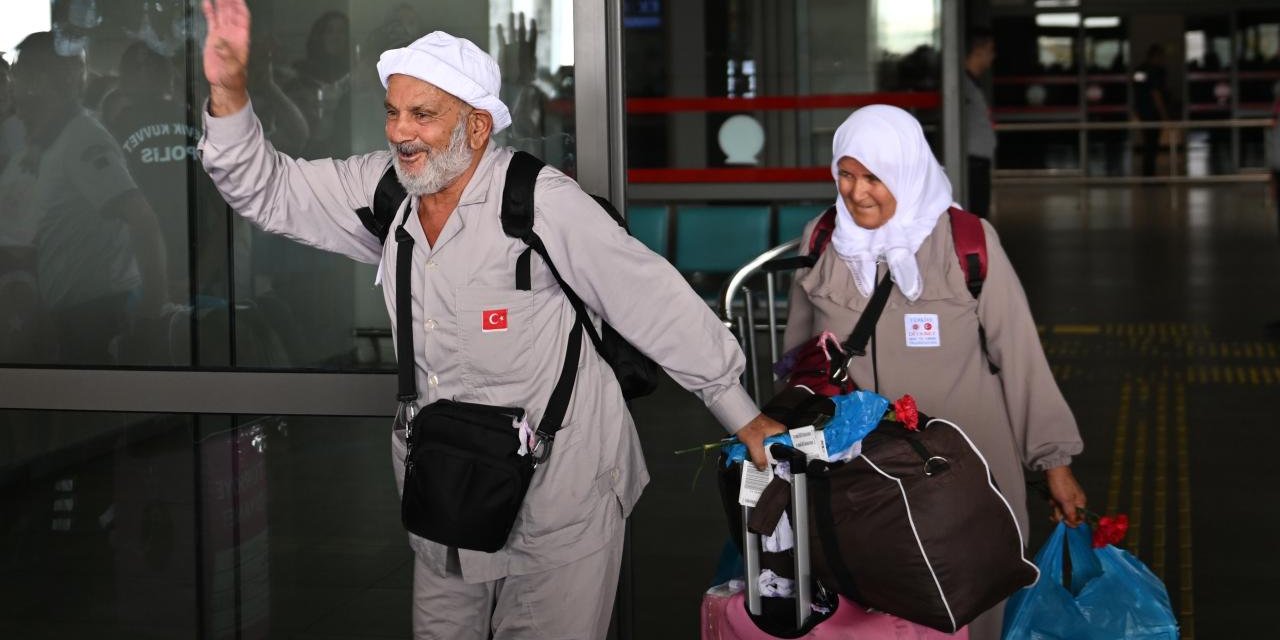 Kurban kestiler, tavaf ettiler... Hacılar yurda dönüyor
