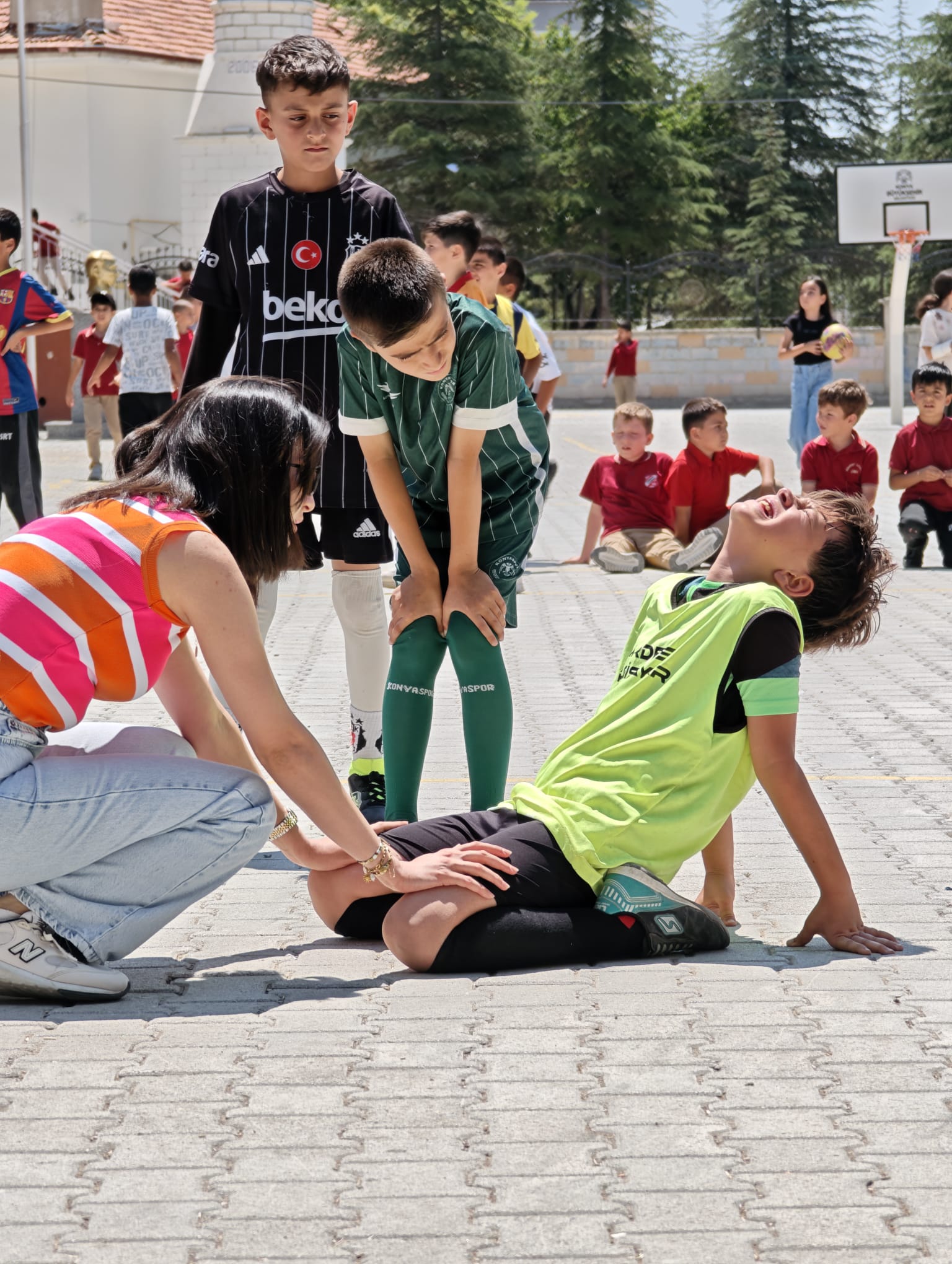 Konya'da yürekleri ısıtan kare. Öğrenciyi böyle teselli etti