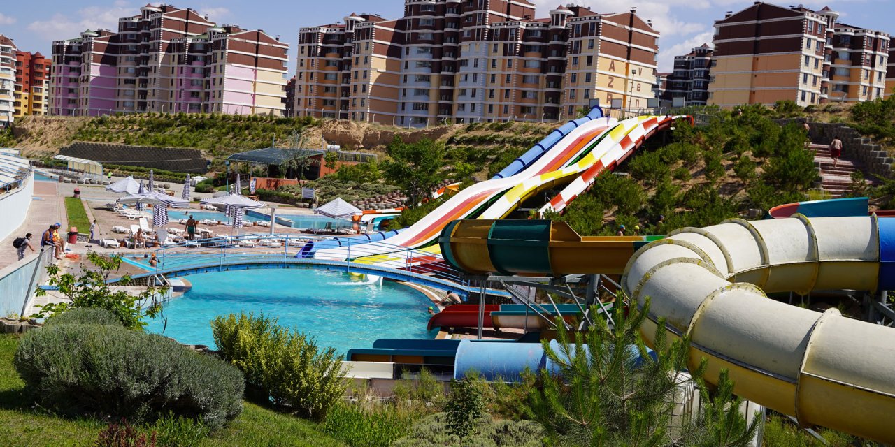 Konya’nın merkezinde tatil imkanı. Açık hava havuzları binlerce kişiyi ağırlıyor