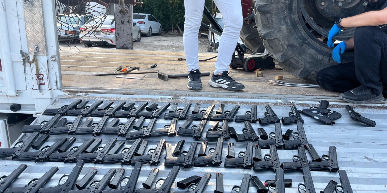 Konya ve Adana polisinden tarihi rekor! Tek seferde en fazla silah ele geçirildi