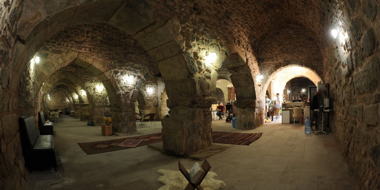 Konya'daki bu hana bir dönemler padişahlar uğruyordu. Asırlardır hazinesini koruyor