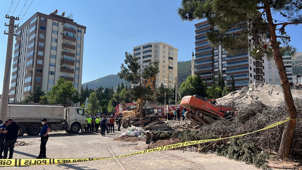 Yıkım çalışmasında facia. İş makinesi operatör enkaz altında kaldı