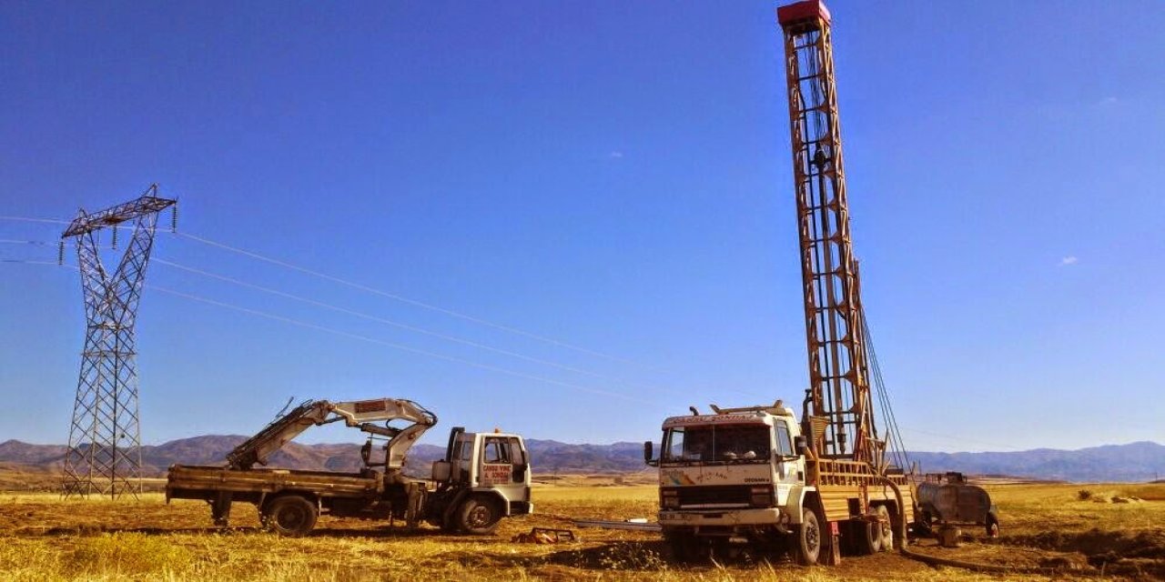 Türkiye'nin en büyük tatlı su gölü kurudu. Konyalı çiftçiler çareyi kuyuda buldu